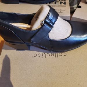 Variety of women's Clark's shoes ranging from size 6 to 10